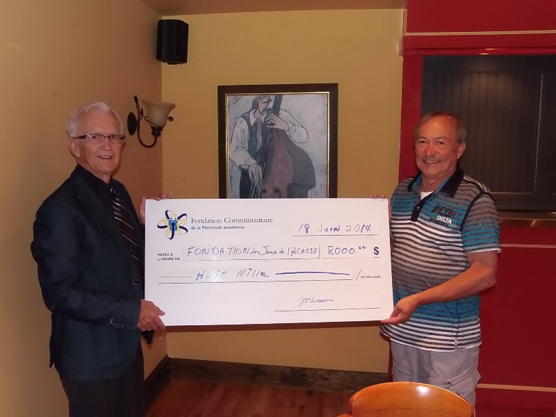Le président de la Fondation communautaire, Germain Blanchard, remet un don de 8 000 $ à la Fondation des Jeux de l'Acadie.